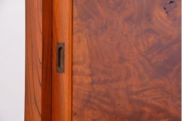 アンティーク家具　古民具・骨董　前面ケヤキ材の杢目の素晴らしい時代箪笥サイドボード(水屋箪笥、下駄箱、食器棚、収納棚)