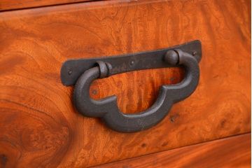 アンティーク家具　古民具・骨董　前面ケヤキ材の杢目の素晴らしい時代箪笥サイドボード(水屋箪笥、下駄箱、食器棚、収納棚)