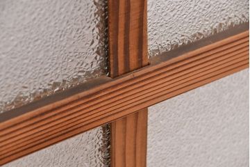 古い木味の背の低いダイヤガラス引き戸2枚セット(ガラス戸)