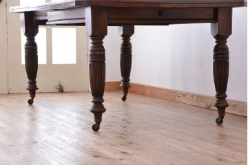アンティーク家具　イギリスアンティーク　可愛いデザイン!オーク材キャスター付エクステンションテーブル