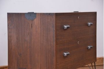 アンティーク家具　古い木の鉄脚アンティークローボード(ローチェスト)?