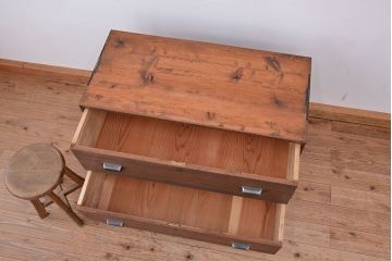 アンティーク家具　古い木の鉄脚アンティークローボード(ローチェスト)?