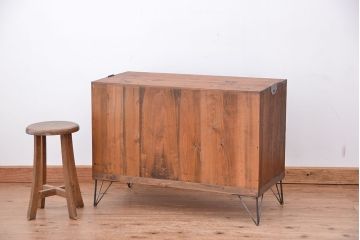アンティーク家具　古い木の鉄脚アンティークローボード(ローチェスト)?