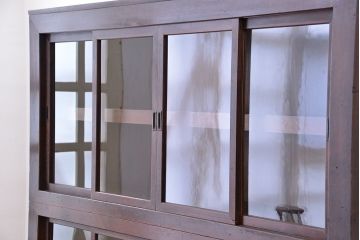 アンティーク家具　古民具・骨董　四枚引き戸二段重ね関西収納棚(水屋箪笥、ガラスケース、食器棚)