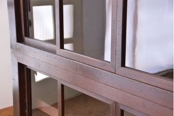 アンティーク家具　古民具・骨董　四枚引き戸二段重ね関西収納棚(水屋箪笥、ガラスケース、食器棚)