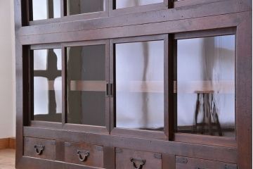 アンティーク家具　古民具・骨董　四枚引き戸二段重ね関西収納棚(水屋箪笥、ガラスケース、食器棚)