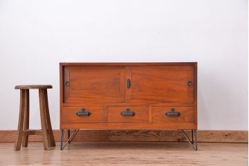 アンティーク家具　アンティーク　古い楠の木の鉄脚ローボード(ローチェスト)(収納棚)