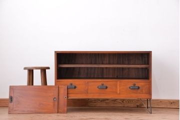 アンティーク家具　アンティーク　古い楠の木の鉄脚ローボード(ローチェスト)(収納棚)