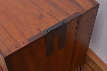 アンティーク家具　アンティーク　古い楠の木の鉄脚ローボード(ローチェスト)(収納棚)
