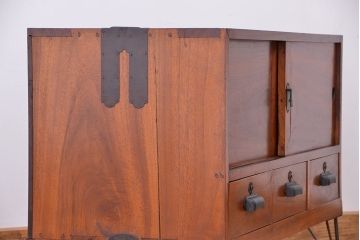 アンティーク家具　アンティーク　古い楠の木の鉄脚ローボード(ローチェスト)(収納棚)