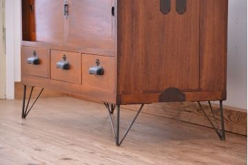 アンティーク家具　アンティーク　古い楠の木の鉄脚ローボード(ローチェスト)(収納棚)