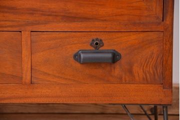 アンティーク家具　アンティーク　古い楠の木の鉄脚ローボード(ローチェスト)(収納棚)
