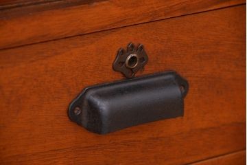 アンティーク家具　アンティーク　古い楠の木の鉄脚ローボード(ローチェスト)(収納棚)