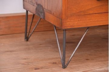 アンティーク家具　アンティーク　古い楠の木の鉄脚ローボード(ローチェスト)(収納棚)
