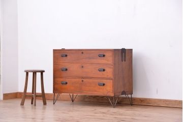 アンティーク家具　アンティーク　古い楠の木の鉄脚ローボード(ローチェスト)?(収納棚)