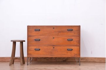 アンティーク家具　アンティーク　古い楠の木の鉄脚ローボード(ローチェスト)?(収納棚)