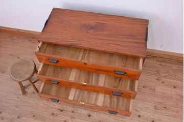 アンティーク家具　アンティーク　古い楠の木の鉄脚ローボード(ローチェスト)?(収納棚)