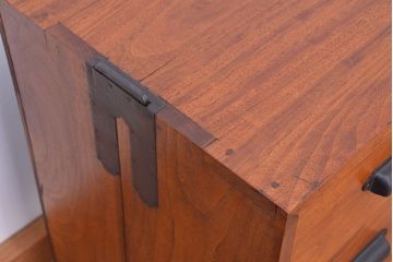 アンティーク家具　アンティーク　古い楠の木の鉄脚ローボード(ローチェスト)?(収納棚)