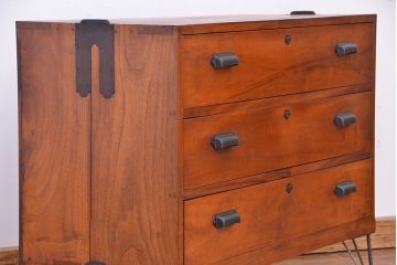 アンティーク家具　アンティーク　古い楠の木の鉄脚ローボード(ローチェスト)?(収納棚)