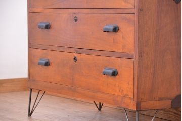 アンティーク家具　アンティーク　古い楠の木の鉄脚ローボード(ローチェスト)?(収納棚)