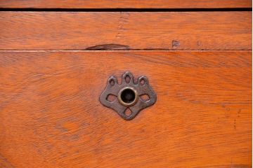 アンティーク家具　アンティーク　古い楠の木の鉄脚ローボード(ローチェスト)?(収納棚)