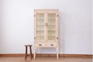 アンティーク家具　可愛いデザイン　ペンキの剥げたアンティークケビントガラスケース(ショーケース)