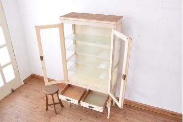 アンティーク家具　可愛いデザイン　ペンキの剥げたアンティークケビントガラスケース(ショーケース)