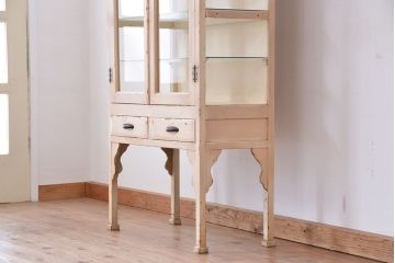 アンティーク家具　可愛いデザイン　ペンキの剥げたアンティークケビントガラスケース(ショーケース)