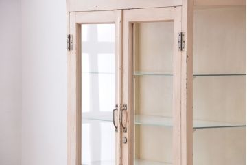 アンティーク家具　可愛いデザイン　ペンキの剥げたアンティークケビントガラスケース(ショーケース)