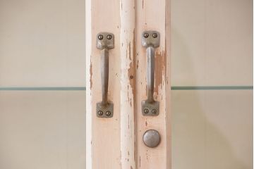 アンティーク家具　可愛いデザイン　ペンキの剥げたアンティークケビントガラスケース(ショーケース)