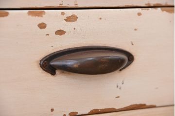 アンティーク家具　可愛いデザイン　ペンキの剥げたアンティークケビントガラスケース(ショーケース)