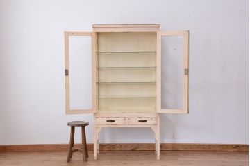 アンティーク家具　可愛いデザイン　ペンキの剥げたアンティークケビントガラスケース(ショーケース)