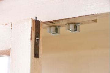 アンティーク家具　可愛いデザイン　ペンキの剥げたアンティークケビントガラスケース(ショーケース)
