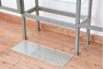 アンティーク家具　シンプルでクールな6面ガラスケビント(ブルーグレイ)(ショーケース)