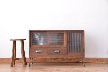 アンティーク家具　アンティーク　古い木の鉄脚付モールガラスローボード(ローチェスト)