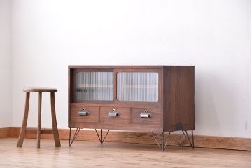 アンティーク家具　アンティーク　桐材のモールガラス引き戸の引き出し付ローボード(ローチェスト)