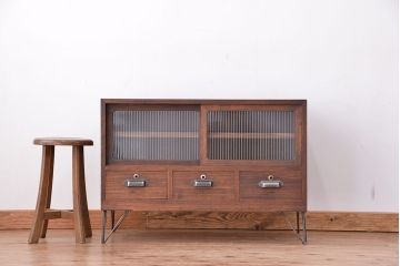 アンティーク家具　アンティーク　桐材のモールガラス引き戸の引き出し付ローボード(ローチェスト)