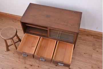 アンティーク家具　アンティーク　桐材のモールガラス引き戸の引き出し付ローボード(ローチェスト)