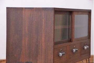 アンティーク家具　アンティーク　桐材のモールガラス引き戸の引き出し付ローボード(ローチェスト)