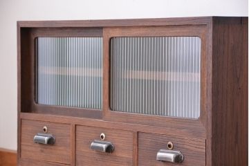 アンティーク家具　アンティーク　桐材のモールガラス引き戸の引き出し付ローボード(ローチェスト)