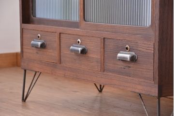 アンティーク家具　アンティーク　桐材のモールガラス引き戸の引き出し付ローボード(ローチェスト)