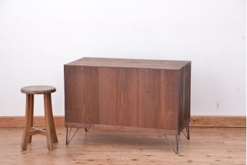 アンティーク家具　アンティーク　桐材のモールガラス引き戸の引き出し付ローボード(ローチェスト)