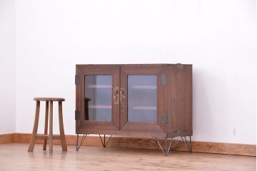 レトロ家具　昭和レトロ　古い桐材の鉄脚付観音開きガラスローボード(収納棚)