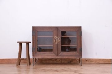 レトロ家具　昭和レトロ　古い桐材の鉄脚付観音開きガラスローボード(収納棚)