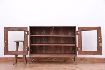 レトロ家具　昭和レトロ　古い桐材の鉄脚付観音開きガラスローボード(収納棚)