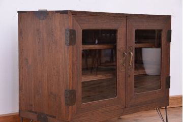 レトロ家具　昭和レトロ　古い桐材の鉄脚付観音開きガラスローボード(収納棚)
