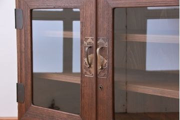 レトロ家具　昭和レトロ　古い桐材の鉄脚付観音開きガラスローボード(収納棚)