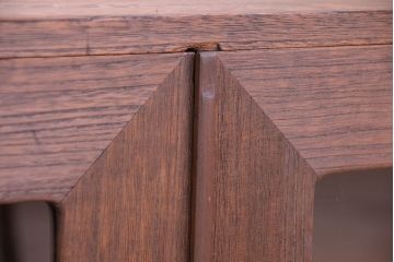 レトロ家具　昭和レトロ　古い桐材の鉄脚付観音開きガラスローボード(収納棚)