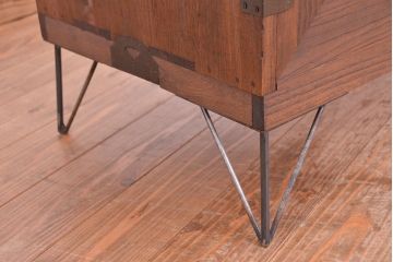 レトロ家具　昭和レトロ　古い桐材の鉄脚付観音開きガラスローボード(収納棚)