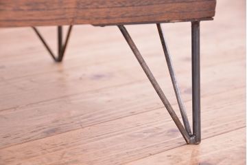 レトロ家具　昭和レトロ　古い桐材の鉄脚付観音開きガラスローボード(収納棚)